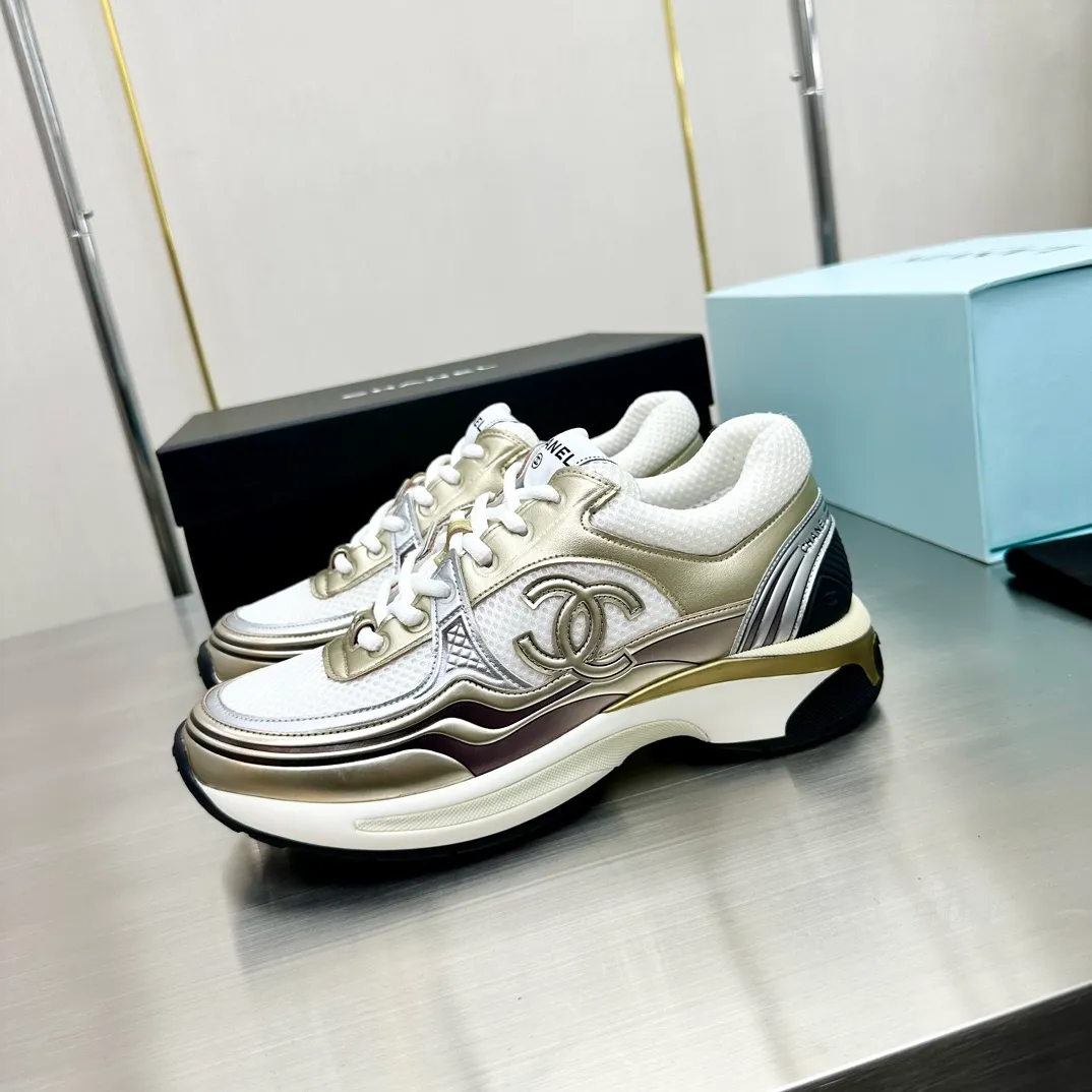 👟👟Ex-factory price 640 👟👟 Women's Shoes Women's Clothing Chanel Chanel 23C Early Spring Resort Series Xiaoxiang Metal Casual Sports Shoes Gold Silver Horn King The latest foreign catwalk series Chanel Chanel 2023 Early Spring Series is held in the second smallest country in the world. The series is inspired by Monaco's international seaside lifestyle, from the F1 racing track to beach swimming pools, from casinos to tennis courts, to create a diverse and unique new series of racing driver's helmets, jumpsuits and other elements that have been reinterpreted to be more fashionable. Exquisite packaging at the delivery counter 🛍📦 ▪️Fabric: Original imported metal cowhide + technical fabric ▪️Inner lining: Original custom-made breathable mesh ▪️Sole: Original molded ultra-light foam combination outsole ▪️Sole thickness: 3.5CM ▪️Size: Women’s 35-41